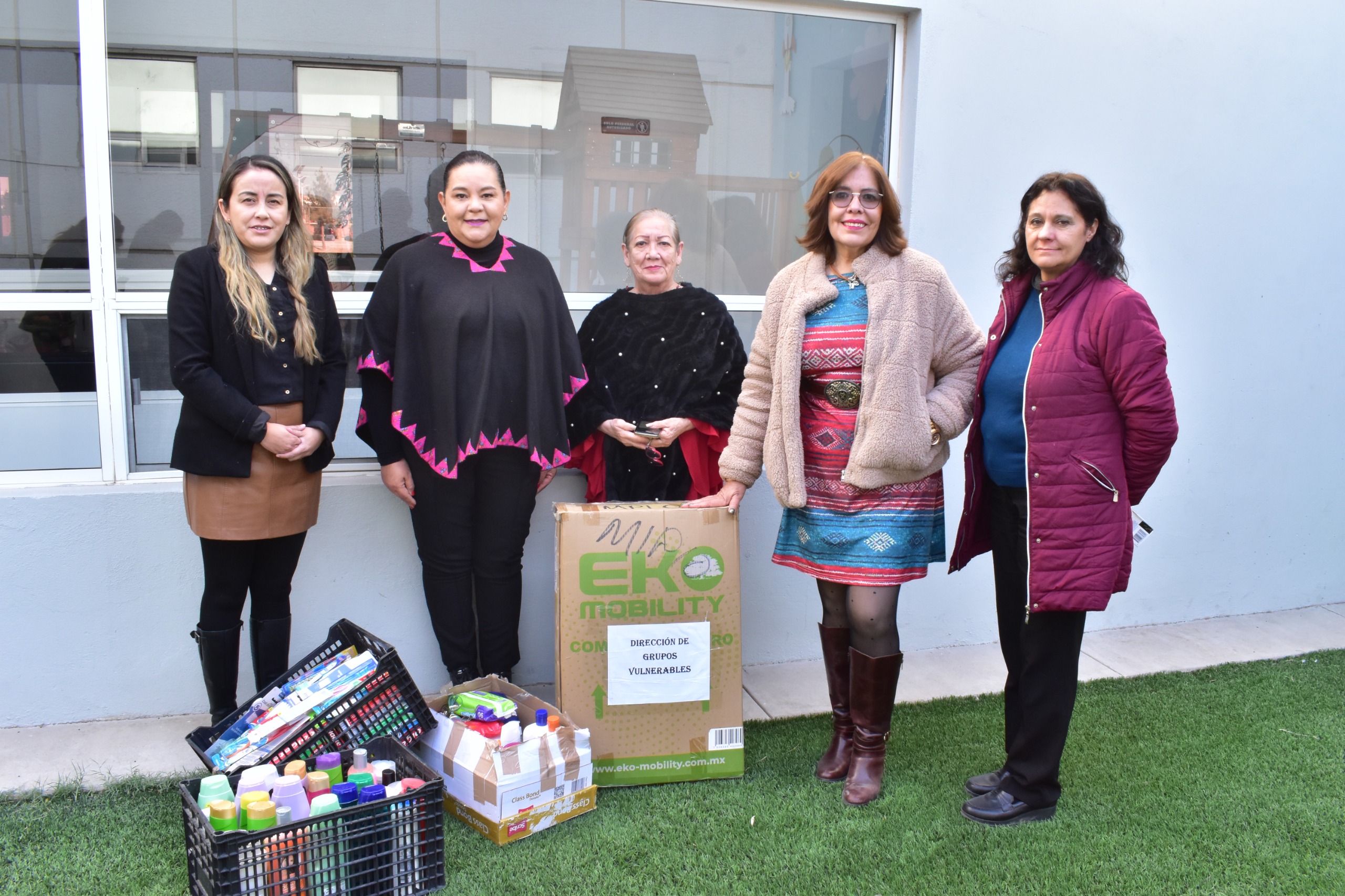 ENTREGA DE ARTÍCULOS DE HIGIENE PERSONAL POR PARTE DEL PERSONAL DE LA SECRETARÍA DE DESARROLLO HUMANO Y BIEN COMÚN QUE DONO DE MANERA VOLUNTARIA PARA ENTREGAR LOS REFUGIOS PARA VÍCTIMAS DE VIOLENCIA EN EL MUNICIPIO Y ESTADO